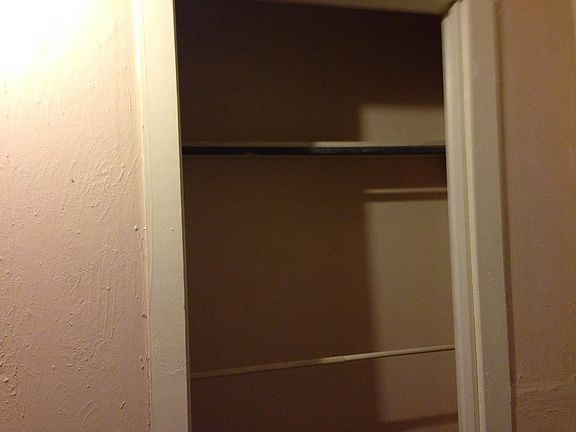 1st bedroom w/closet