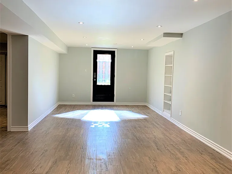 64 Mary Elizabeth Cres #BASEMENT — Photo 1