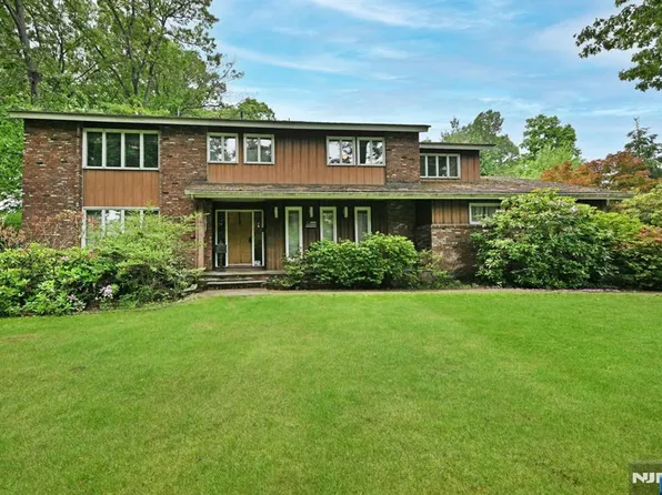 9 Lyncrest Dr, Paramus, NJ 07652