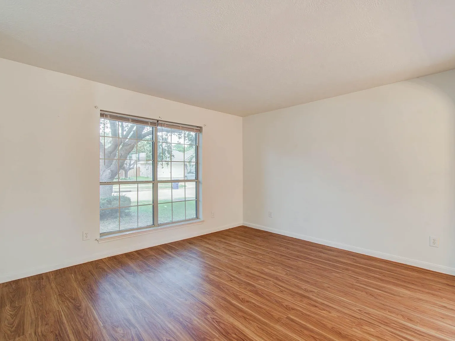 4 bed, 2.5 bath, 2721 sqft, $2,200 — Photo 4