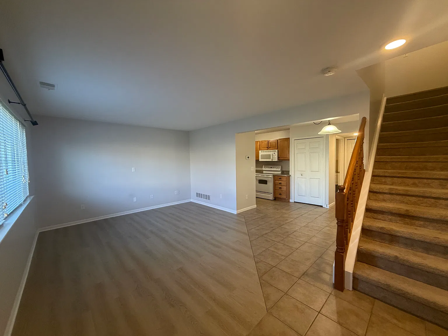 2 bed, 1120 sqft, $1,600 — Photo 3