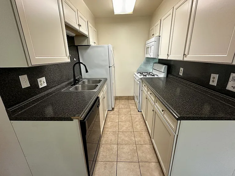 211 Linden Avenue — Photo 1