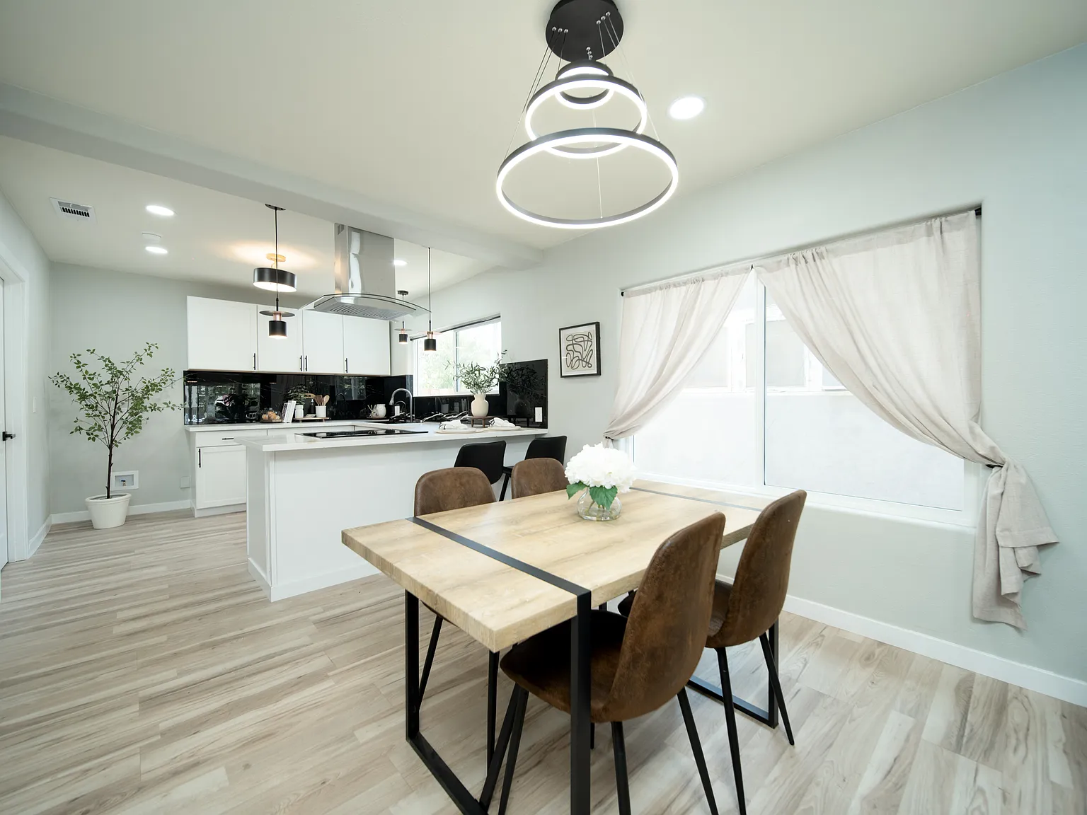 3 bed, 1000 sqft, $2,000 — Photo 3