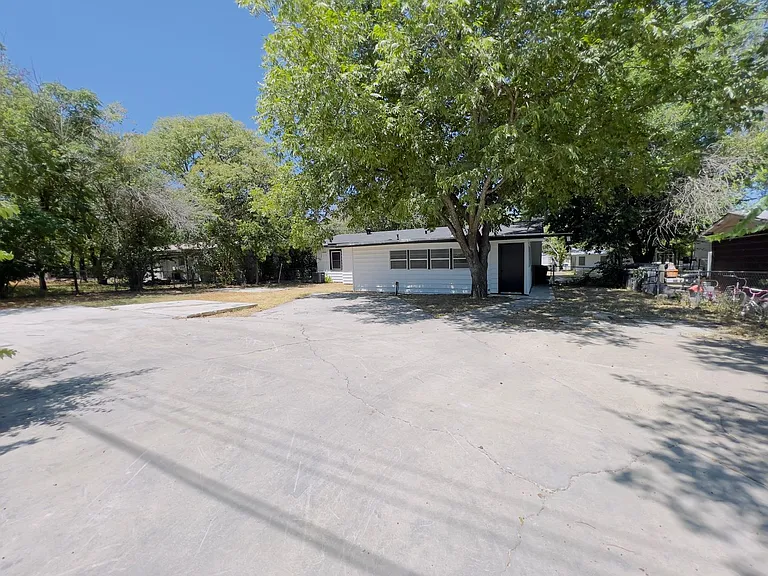 105 Nauert St — Photo 2
