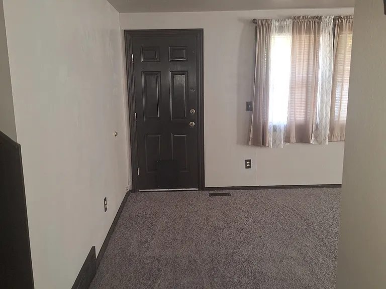 213 Sharon Ave E — Photo 25