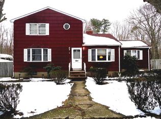 9 Half Moon Pond Rd, Ridge, NY 11961