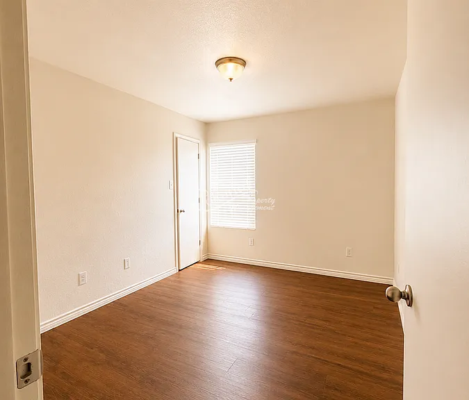 1529 Justin Loop #B — Photo 7