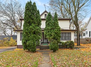 415 Dean St #1, Woodstock, IL 60098