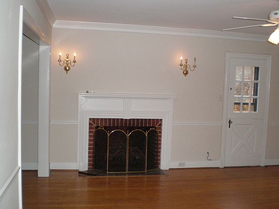 Living room w/ fireplace