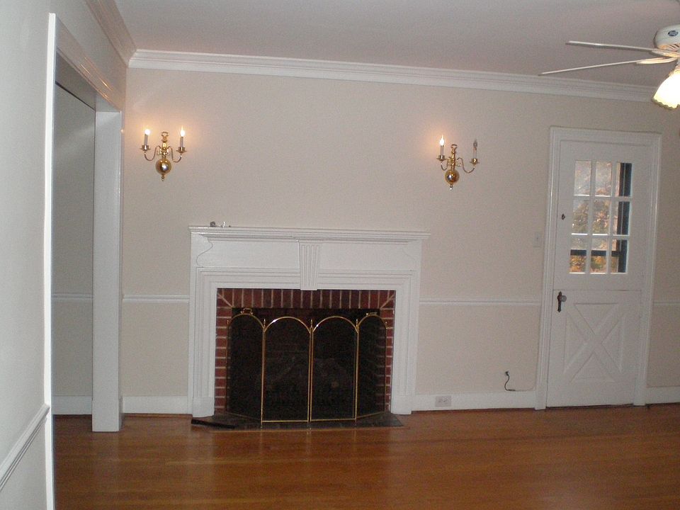 Living room w/ fireplace