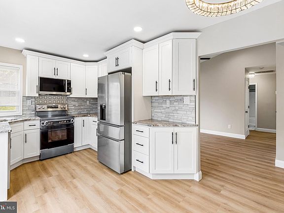 3rd image of 48 Pershing Ln