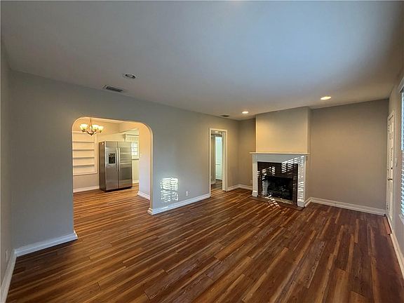 2nd image of 3054 Calais St