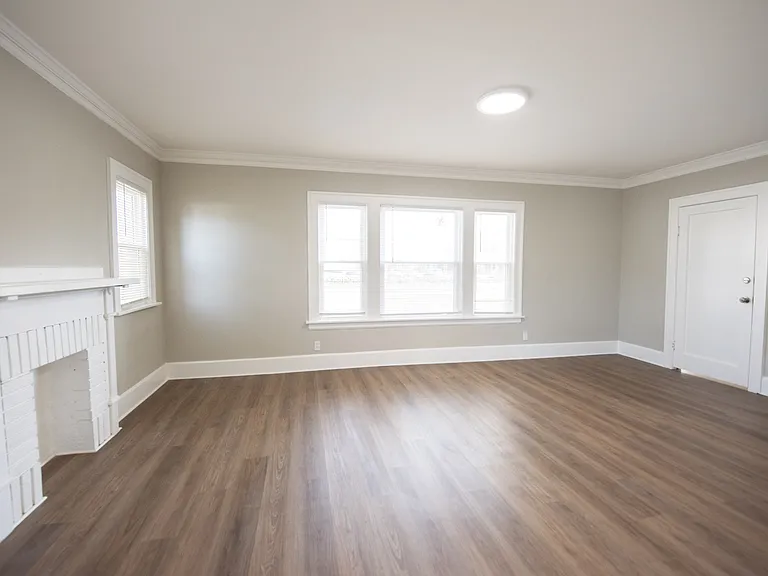 2112 Lincoln Ave — Photo 2