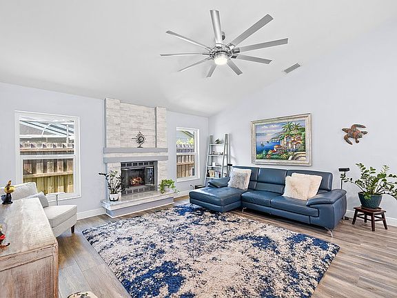3rd image of 413 Waterford Cir W