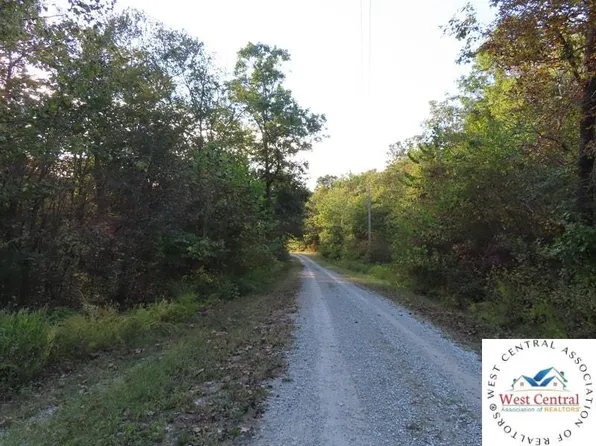 2791 Churchill Cir #A, Edwards, MO 65326