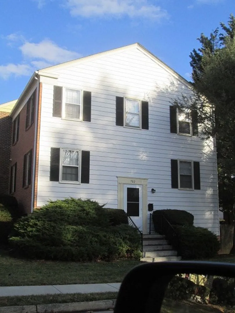 4 Bedroom 2 Bath Townhouse — Photo 2