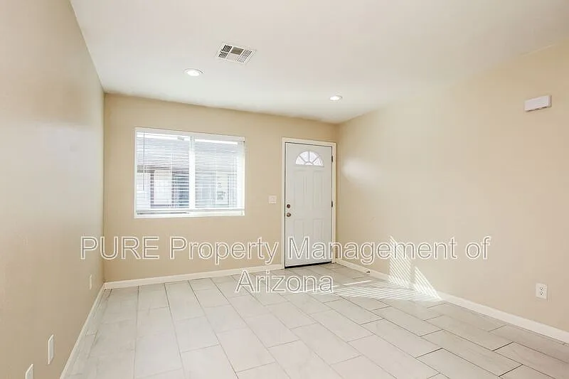 2 bed, 1.0 bath, 800 sqft, $1,275 — Photo 2