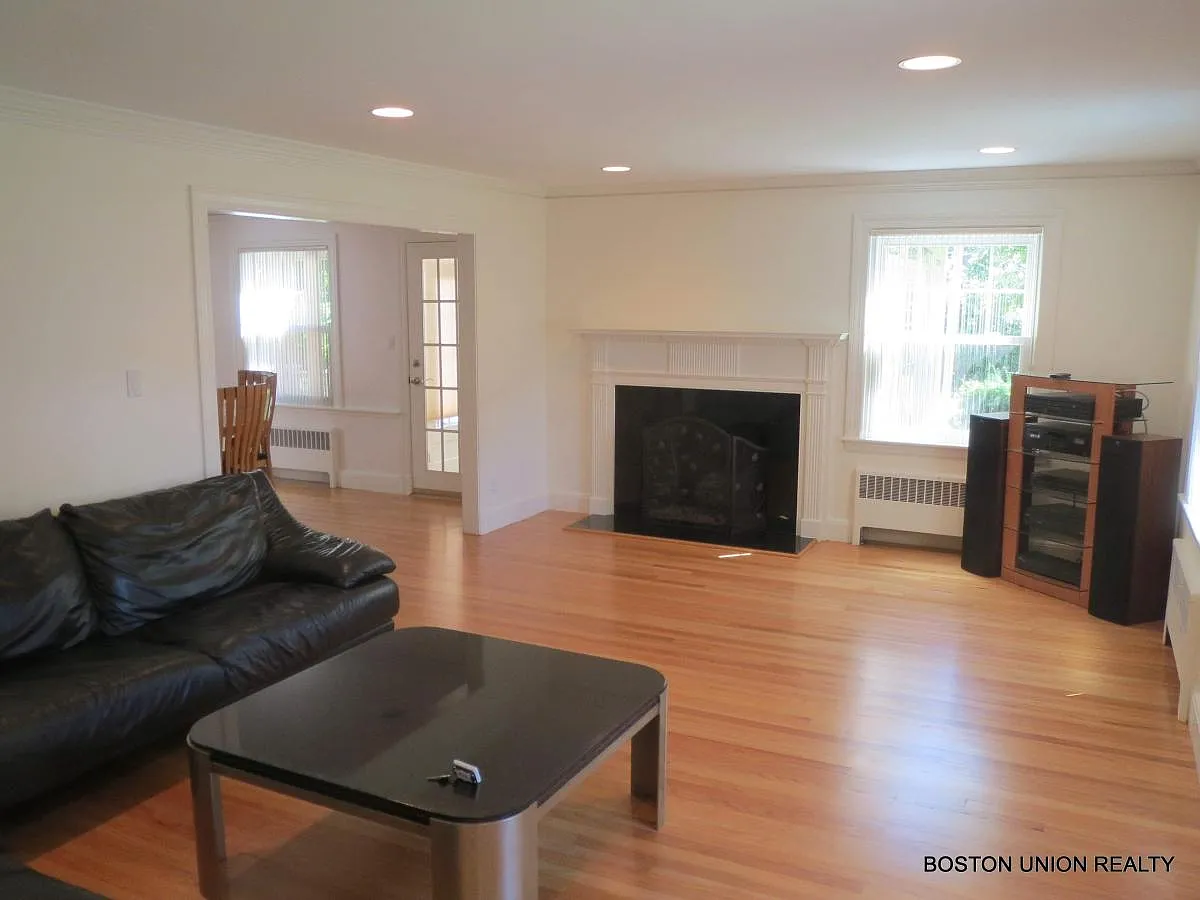 5 bed, 3.5 bath, 2859 sqft, $9,000 — Photo 2