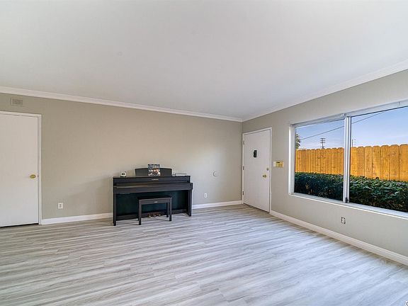 5th image of 1950 Cloverfield Blvd Unit 7