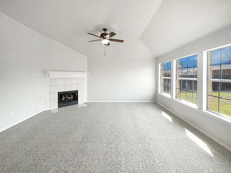 3 bed, 2.0 bath, 1957 sqft, $2,490 — Photo 4