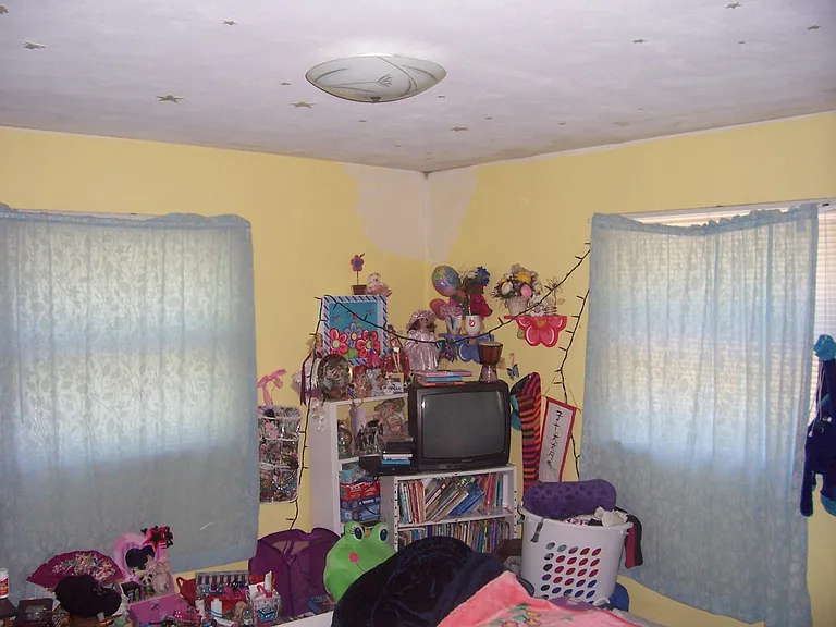 914 W Pecan St — Photo 7