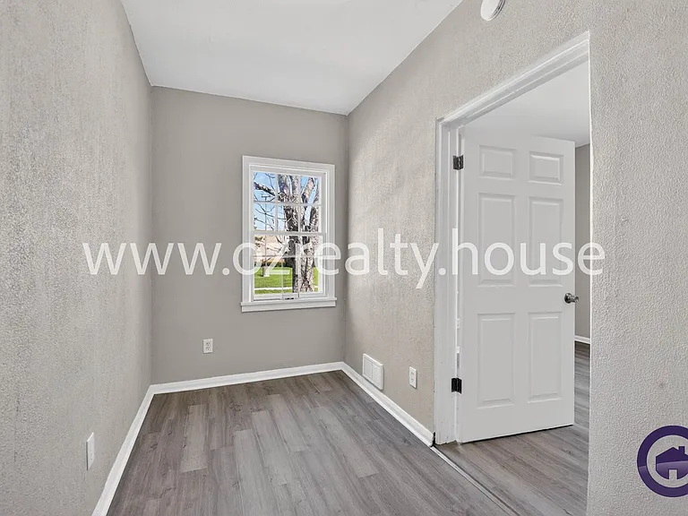 160 Bronson Ave — Photo 18