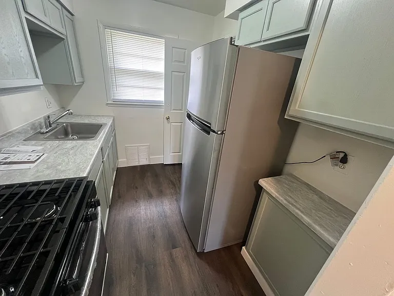 4415 E Linwood Blvd — Photo 2