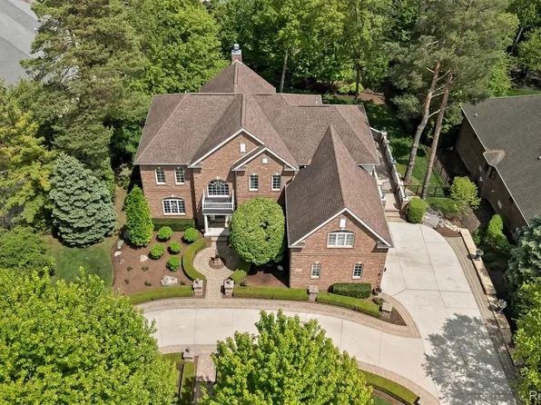 61496 Beacon Hill Dr, Washington, MI 48094