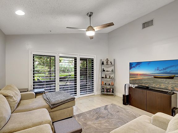 5th image of 3686 Arelia Drive S