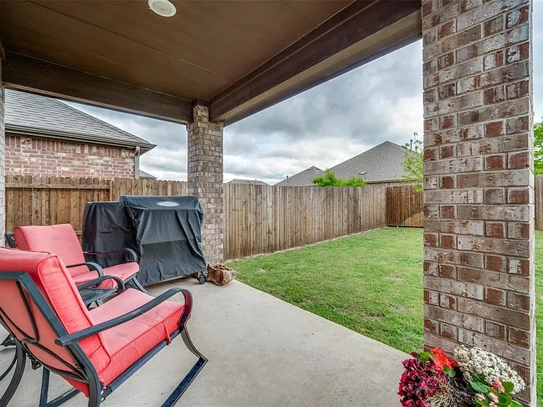 2937 Log Cabin Dr — Photo 2