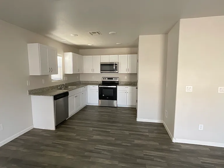 2405 Village Dr — Photo 2