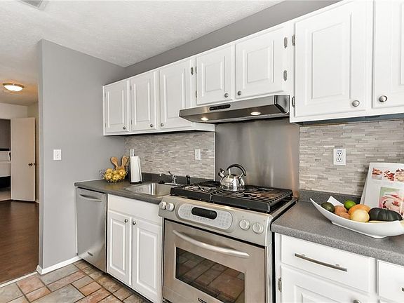 2nd image of 1403 Cumberland Ct SE