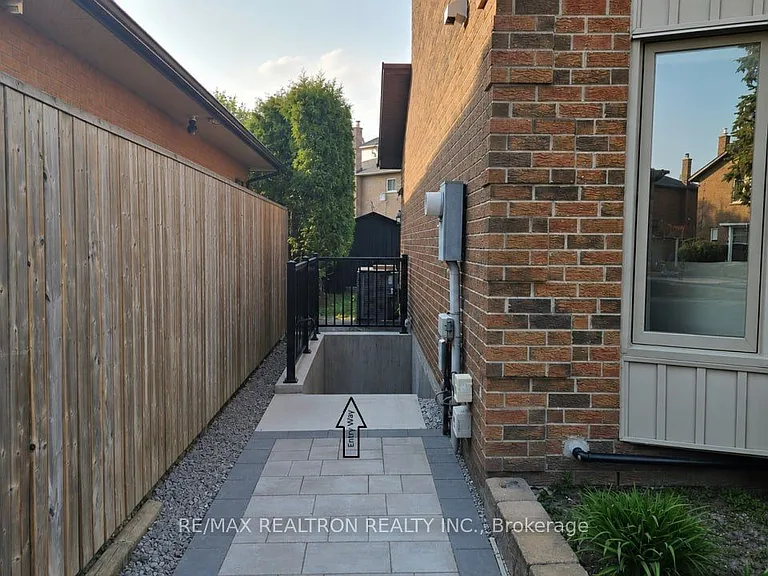 Trillium Dr — Photo 2