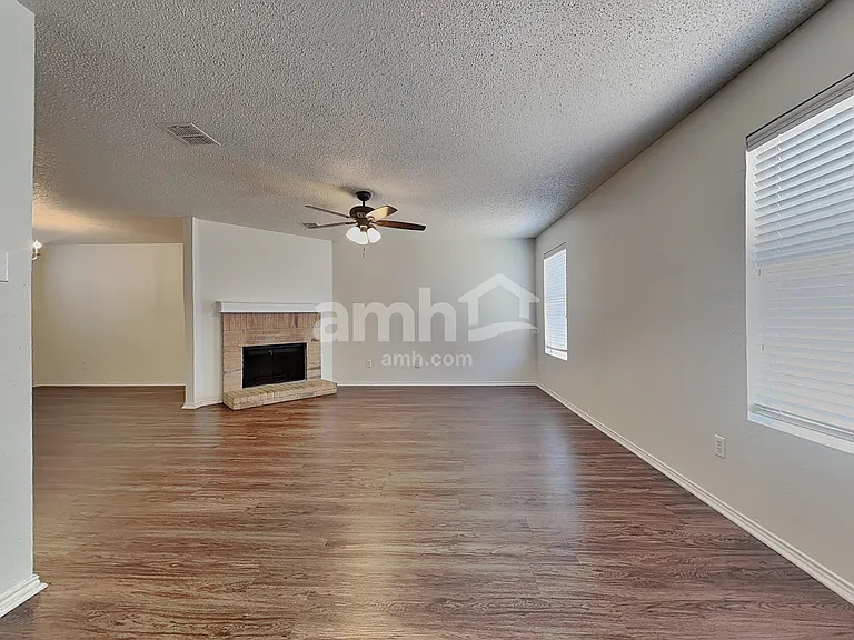 8724 Hunters Creek Ct — Photo 6
