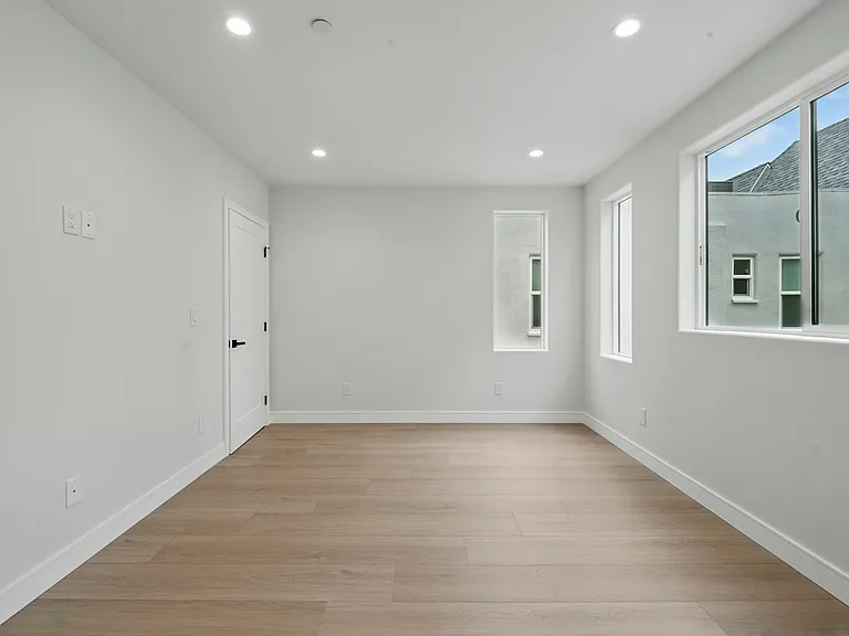 8234 Blackburn Ave #8236-1/2 — Photo 25