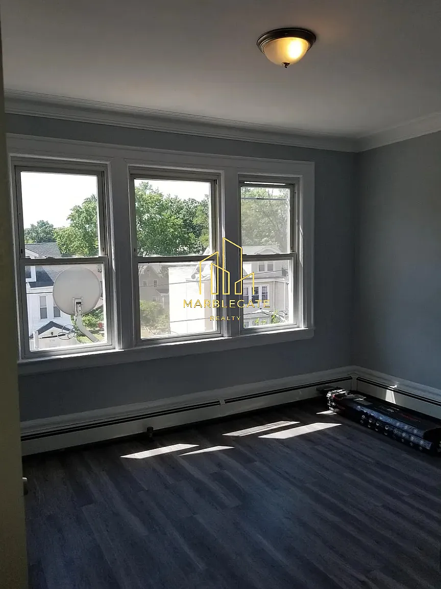 3 bed, 1050 sqft, $1,900 — Photo 4