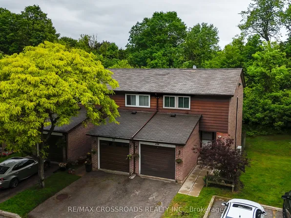 350 Camelot Ct #30, Oshawa, ON L1G 6P7