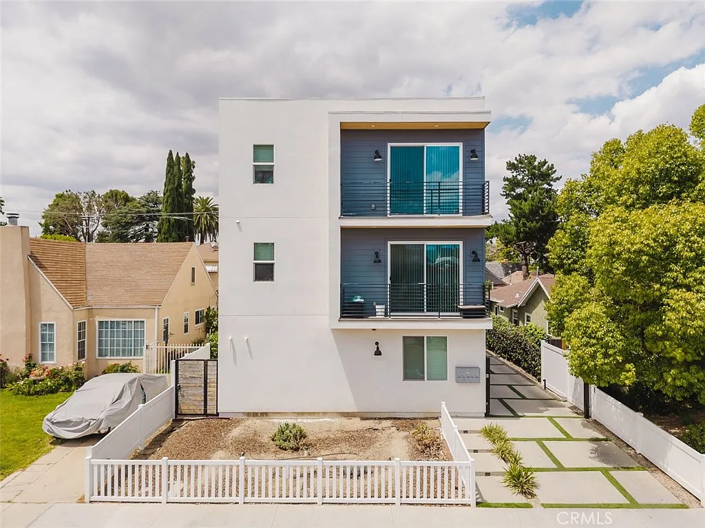 4 bed, 2000 sqft, $4,575 — Photo 1