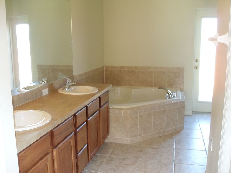 2nd image of 1988 Gloria Cir NE