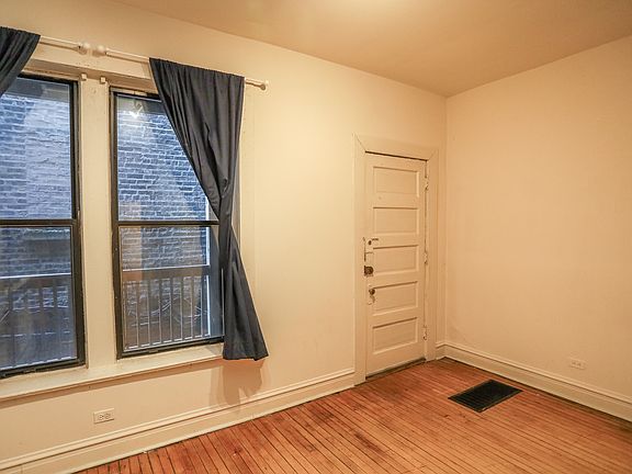 4th image of 836 W Cornelia Ave #1A