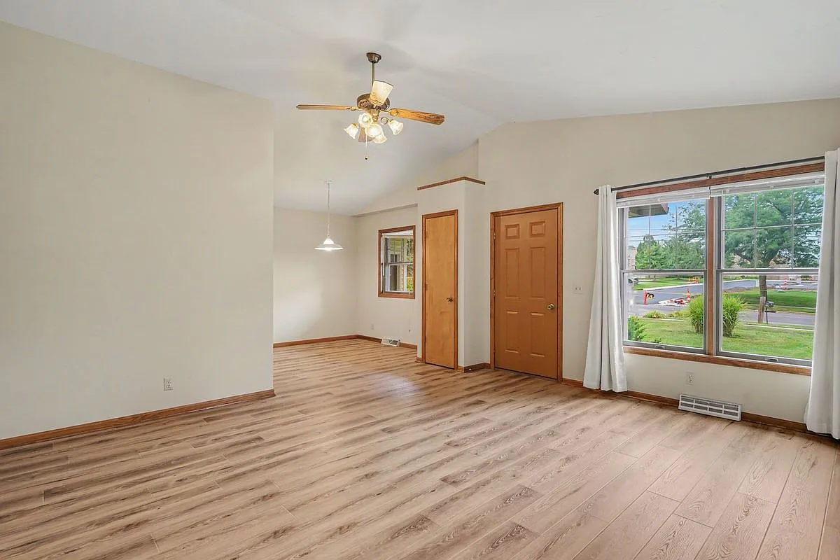 3 bed, 1.5 bath, 1155 sqft, $2,400 — Photo 3