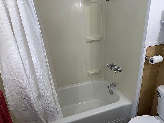 4th image of 1500 Hillcrest Dr