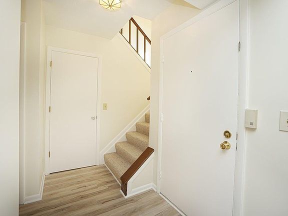 3rd image of 39 Oakwood Ct