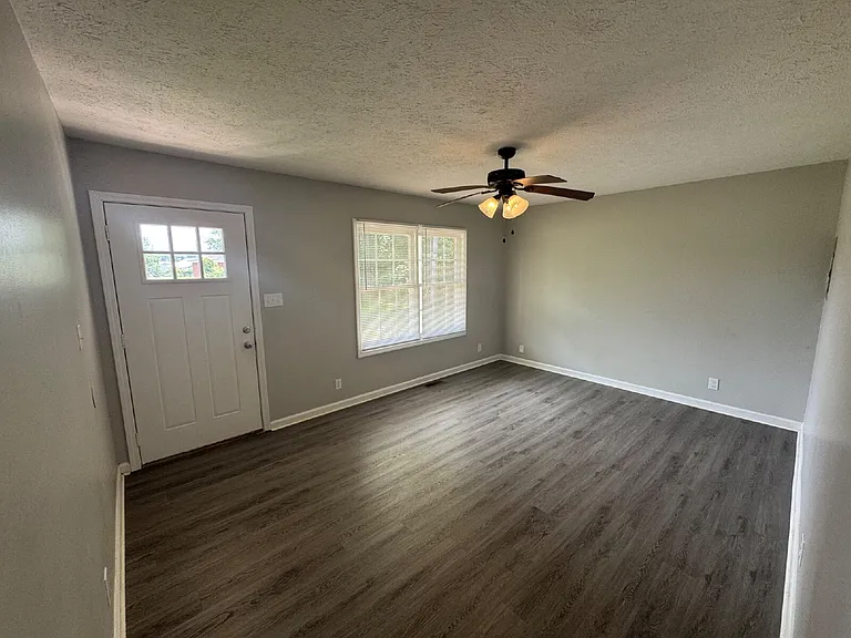 101 Meadow Ln — Photo 2