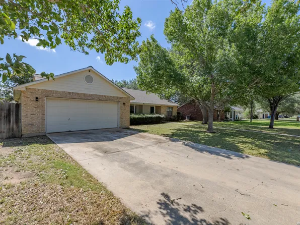 126 WOODLAND DR, Pleasanton, TX 78064