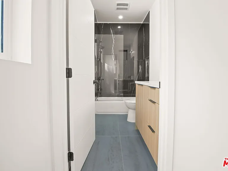 1709 S Burnside Ave #17091/2 — Photo 1