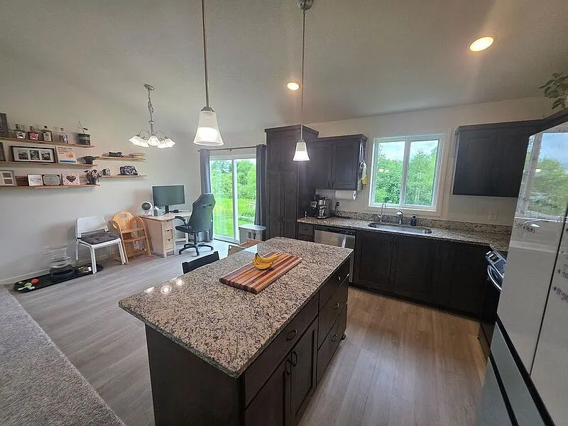 3 bed, 2.0 bath, 1880 sqft, $2,100 — Photo 2