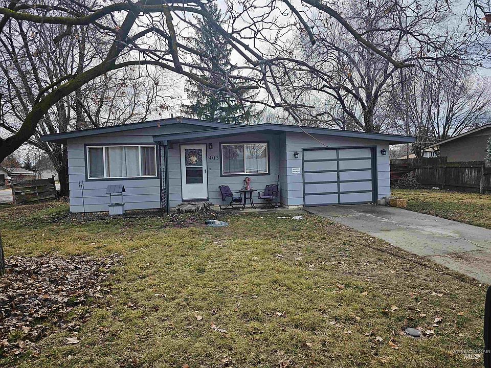 1st image of 903 W Roberts Ave