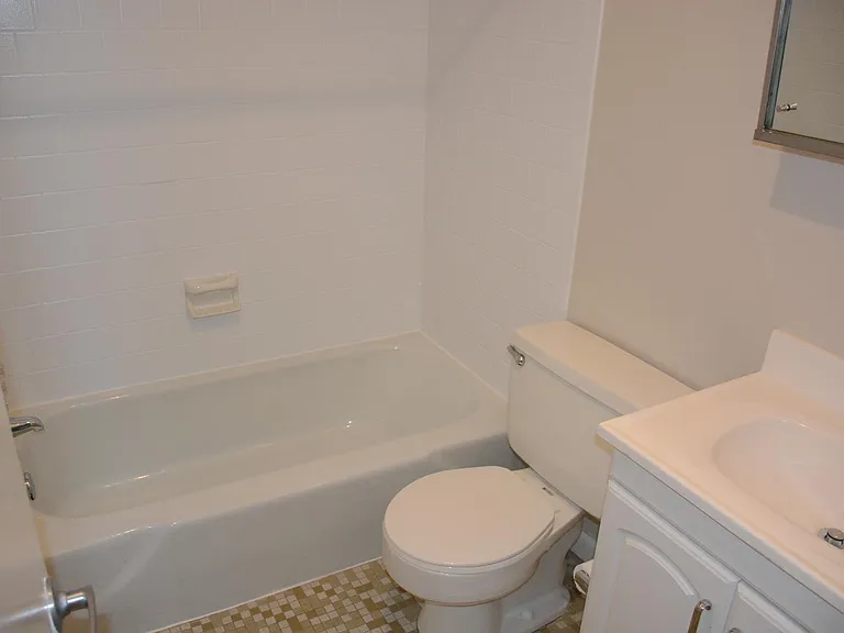 217 Victor Pkwy #F — Photo 11