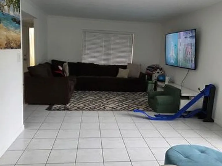 810 Sandtree Dr — Photo 3